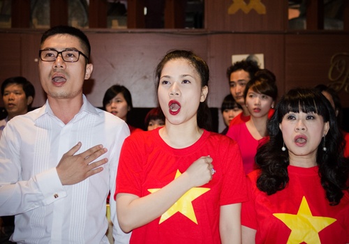 MV Quoc ca gay xuc dong voi hon 1.000 nguoi the hien hinh anh