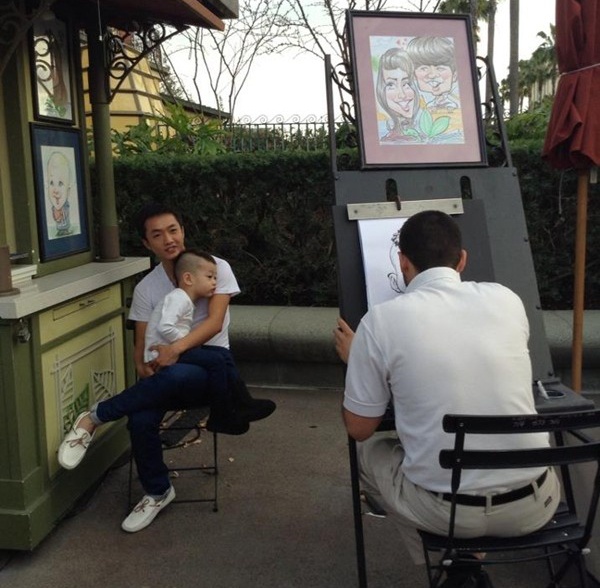 Tháng 2 năm ngoái, vợ chồng Hồ Ngọc Hà – Cường Đô La đưa cậu quý tử Subeo và ông bà ngoại tới Mỹ ăn Tết. Trong suốt chuyến đi kéo dài gần 1 tháng, ông bố trẻ Cường Đô La liên tục chia sẻ những khoảnh khắc của 2 bố con tại đây khi đến Disneyland, ngồi làm mẫu vẽ tranh trên phố,… 