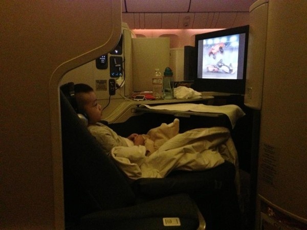 Đây cũng là chuyến đi Mỹ đầu tiên của nhóc tỳ đình đám showbiz Việt, cậu còn được bố mẹ mua vé máy bay hạng nhất đắt tiền.