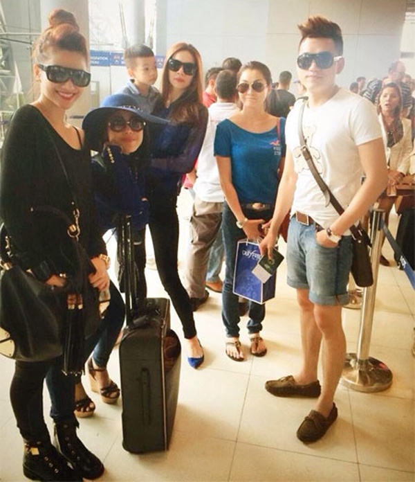 Cũng như nhiều sao khác, gia đình Hà Hồ chọn Thái Lan như điểm đến xuất ngoại thường xuyên. Cậu bé Subeo thường được mẹ đưa đến xứ Chùa Vàng trong những dịp nghỉ ngắn ngày, gần đây nhất là dịp tháng 3 đầu năm nay cùng bạn bè thân thiết của mẹ Hồ Ngọc Hà. Tại Thái Lan, mẹ con Hà Hồ không quên đi chùa cầu may.