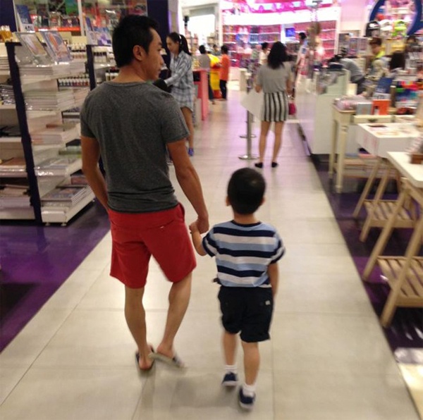 Trong khi bố Cường Đô La thường dẫn con trai tới những trung tâm thương mại.