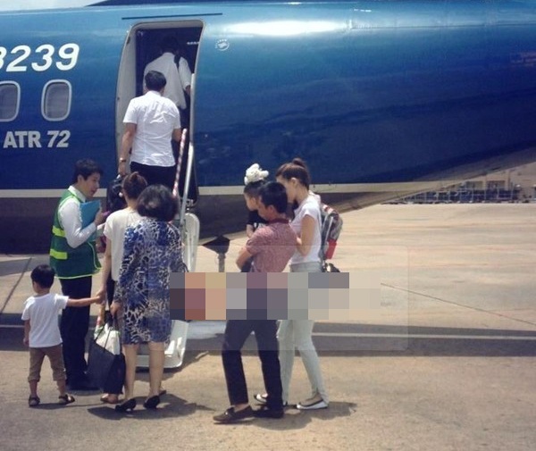 Quê nội Gia Lai cũng là nơi Subeo thường được bố mẹ đưa về thăm.  Hồ Ngọc Hà và Cường Đô La từng bị bắt gặp đưa Subeo về quê nội bằng máy bay vào năm ngoái. Trong ảnh, bà mẹ trẻ che nắng cho Subeo còn Cường Đô La thì bế bồng cậu bé chuẩn bị lên máy bay.