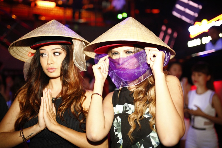 Nu DJ goc Viet goi cam nhat the gioi doi non la di bar hinh anh