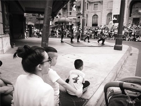 Subeo tỏ ra thích thú khi được bố mẹ dẫn tới những địa điểm du lịch nổi tiếng ở Singapore và xem nghệ thuật biểu diễn đường phố.