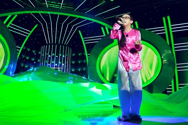 Trong chương trình Gương mặt thân quen, phát sóng số thứ 2, tối 5/4, nam ca sĩ Anh tôi hoá thân thành Phương Mỹ Chi khi thể hiện ca khúc Quê em mùa nước lũ. Anh gặp phải sự khó khăn khi phải tưởng tượng mình nhỏ lại thành một cô bé 10 tuổi rất rụt rè, ngây thơ, trong sáng khi biểu diễn trên sân khấu.