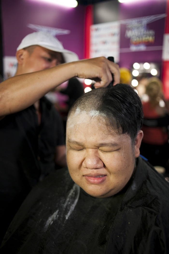 Để có phần hóa trang hoàn hảo Vương Khang đã hy sinh luôn mái tóc thật của mình