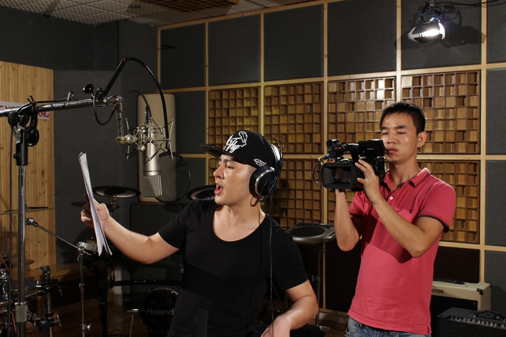 Hoang Hai tap tai phong thu Phuc Bo hinh anh