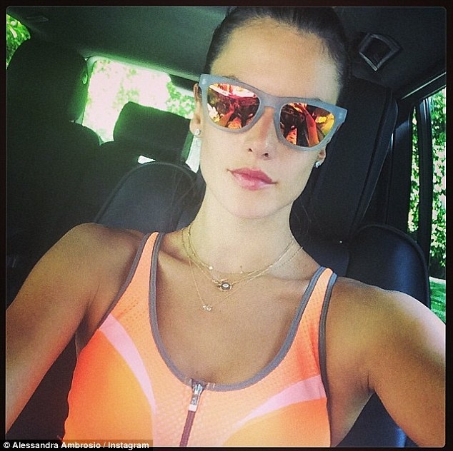 Ngồi trên xe, Alessandra tranh thủ chụp ảnh tự sướng trước khi lái về nhà. Trên trang cá nhân, người mẫu 33 tuổi thường xuyên khoe ảnh đời thường và tập luyện của cô. Khi được hỏi về bí quyết để sở hữu làn da đẹp, Alessandra cho biết cô ngủ đủ 8 tiếng mỗi ngày và sử dụng nước dừa. 