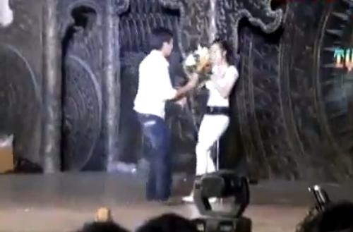 Dong Nhi bi fan cuong cuong hon hinh anh