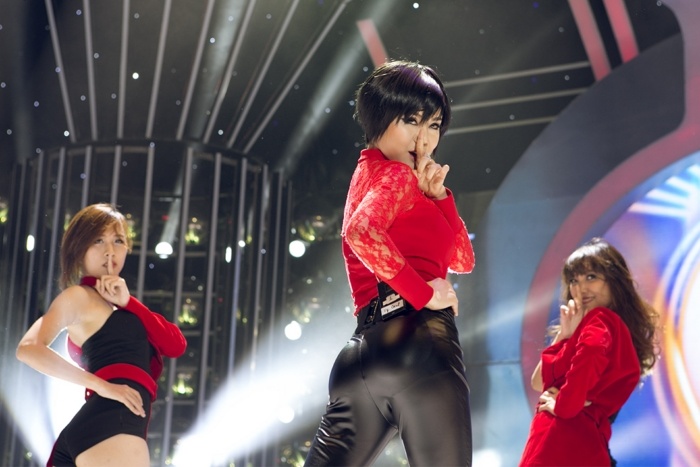 Vy Oanh hóa thân thành Ji Yeon, thành viên nhóm T-Ara trình diễn ca khúc Cry cry. Lần đầu tiên chọn trúng một ca sĩ Hàn Quốc nhưng cô khá tự tin vì có nhiều nét tương đồng với nhân vật. Giọng hát và vũ đạo đều rất nhẹ nhàng trong bài hát khiến Vy Oanh dễ dàng thể hiện tiết mục. 