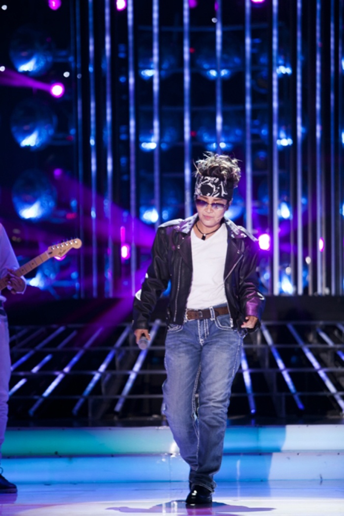 Ngân Quỳnh hoá thân thành Jimmii Nguyễn trình diễn ca khúc Nhớ về em. Chị còn cẩn thận chuẩn bị những chiếc vòng, phụ kiện phụ họa cho bộ trang phục biểu diễn để thật giống với nhân vật mình đã lựa chọn.