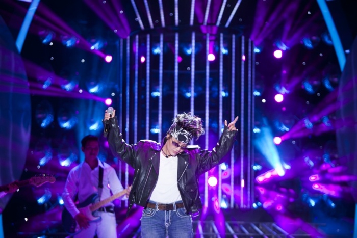 Giám khảo Hoài Linh nhận xét “Thật sư hôm nay vốn rất thoải mái biểu diễn nên sự nhả chữ luyến láy của em rất giống Jimmii. Tuy nhiên nếu giọng em hụt hơi một chút thì sẽ giống hơn. Thật sự lúc đầu anh cũng ngạc nhiên vì em giống Jimmii đó dù đầu tóc hơi quá lên chút. Thật sự tôi rất hứng khởi với tiết mục của em” Ngân Quỳnh lý giải vì cô thấp quá nên đã cố tình làm kiểu tóc dựng này để cao hơn một chút.