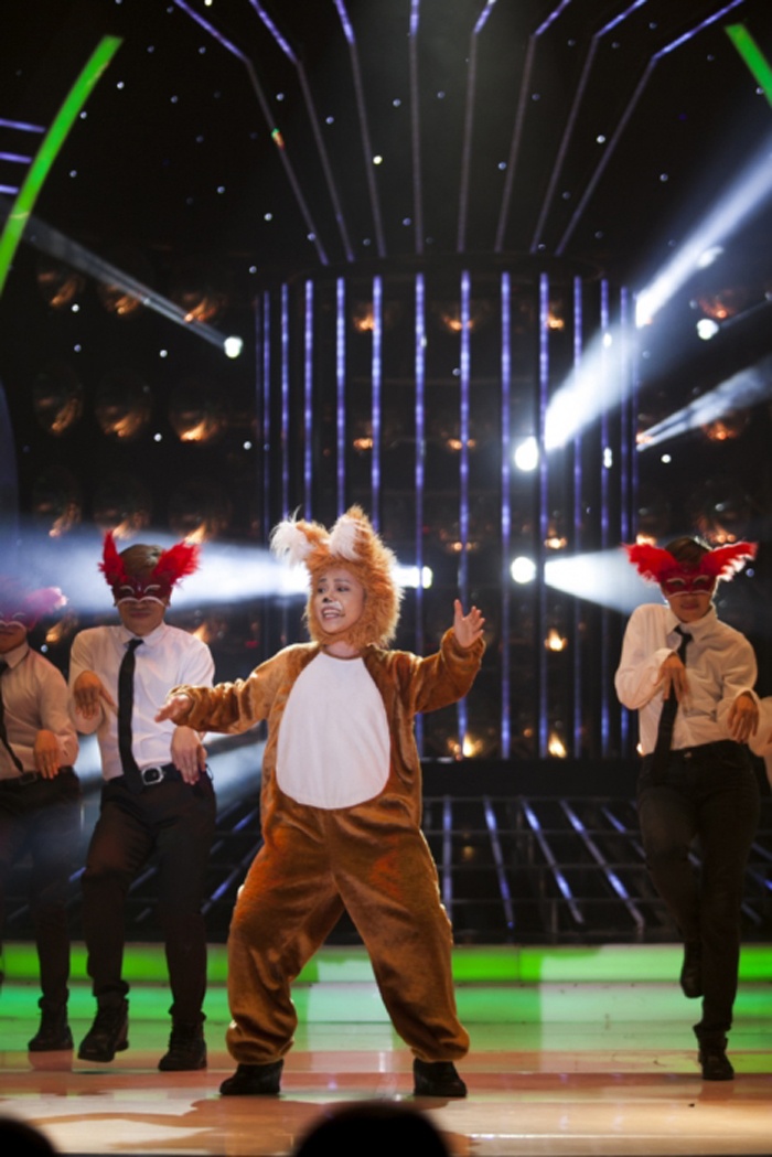 Giám khảo Hoài Linh cũng chân tình chia sẻ “Hôm nay Mi-A được thỏa sức vùng vẫy tung tăng biểu diễn với sự hồn nhiên của mình. Sao không thử chuyển một câu sang tiếng Việt. Mi-A cũng đã đem lại một không khí rất nhí nhảnh”