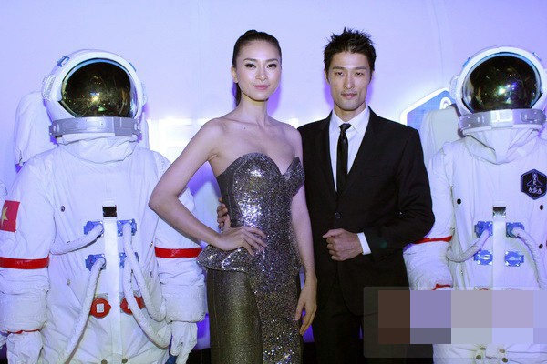 Vào thời điểm đó, dư luận khá quan tâm tới mối quan hệ tay ba này. Khi bài báo công khai, “kẻ thứ 3” Ngô Thanh Vân hoàn toàn im lặng. Trong những phỏng vấn, đả nữ luôn gọi mối quan hệ với Trí Nguyễn là công việc nhưng luôn tay trong tay với anh xuất hiện trong nhiều sự kiện giải trí, trở thành cặp đôi đẹp của showbiz Việt. Nhờ sự im lặng kiên trì, hình ảnh Ngô Thanh Vân vẫn được giữ lại trong mắt công chúng. Hiện tại cặp đôi đã chia tay, Johnny Trí Nguyễn đang có tình mới là người đẹp Nhung Kate.