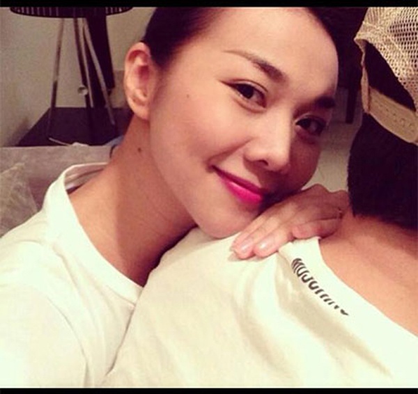 Thanh Hằng vốn được coi là chân dài sạch scandal của showbiz Việt, tuy nhiên tháng 9 năm ngoái, một phụ nữ Việt kiều Canada tên là Christina DanOscar tố cáo siêu mẫu dan díu với chồng cô. Người đàn ông này tên là T là một đại gia đang kinh doanh ở Việt Nam, theo Christina, Thanh Hằng và chồng cô bắt đầu cặp kè bất chính từ tháng 4 trước đó và từng đi cùng nhau tới dự sự kiện. Báo chí cũng vài lần đăng tải những bài viết về người đàn ông bí mật của siêu mẫu. 