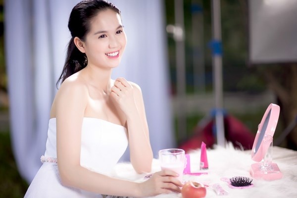 Sau các bài báo, Ngọc Trinh bị dư luận lên án vì lối sống vật chất dựa dẫm vào người khác, số khác thì cho rằng cô quá thật thà khi vén màn hậu trường của showbiz Việt. Mặc dù không ngại tiêu tiền của người yêu nhưng gần 1 năm nay, Ngọc Trinh tự đi lên bằng việc kinh doanh làm đẹp, thu về khoản lợi nhuận không nhỏ giúp cô tự lập tài chính. 