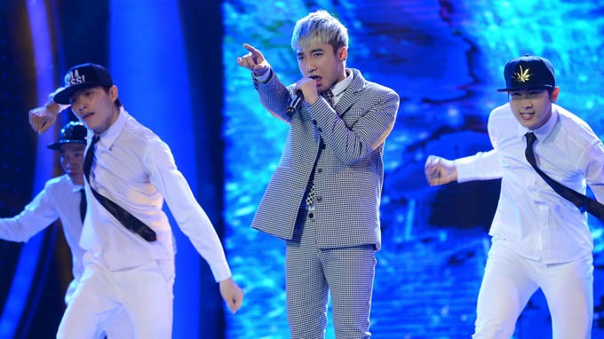 Fan tranh cai viec Hoai Lam hat live hay hon Son Tung M-TP hinh anh