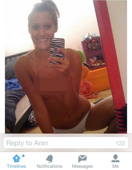 Một bức ảnh nóng tự chụp của fan gửi cho One Direction để thể hiện lòng hâm mộ trung thành với nhóm.