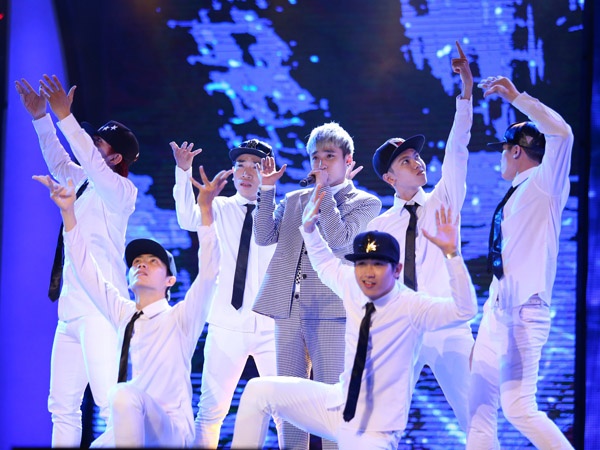 Son Tung M-TP hat live Em cua ngay hom qua trong Vietnam Idol hinh anh