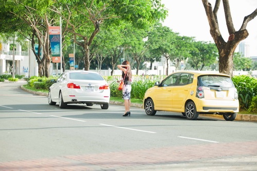 Trước đó, Diễm My chạy chiếc xe ô tô màu vàng có giá bình dân khoảng 300 triệu đồng.