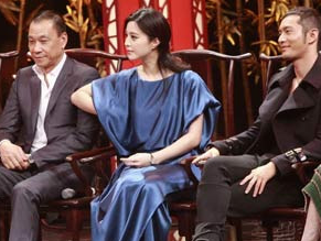 My nhan than nhien chinh sua vay ao o chon dong nguoi hinh anh