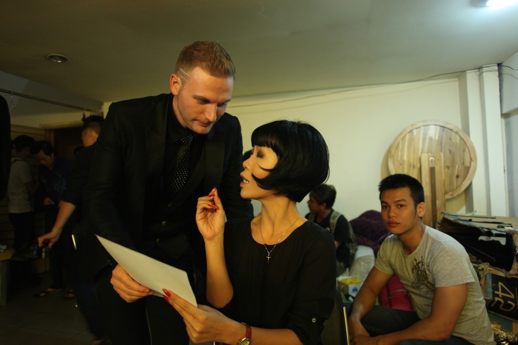 Tập 10 chương trình Người bí ẩn đã được lên sóng trên HTV7 vào ngày 1/6. Đội khách tham dự chương trình lần này là Trác Thuý Miêu và Kyo York. Cả hai hoá thân thành ông bà Smith trong phần chào đầu đã mang lại nhiều tiếng cười cho khán giả.