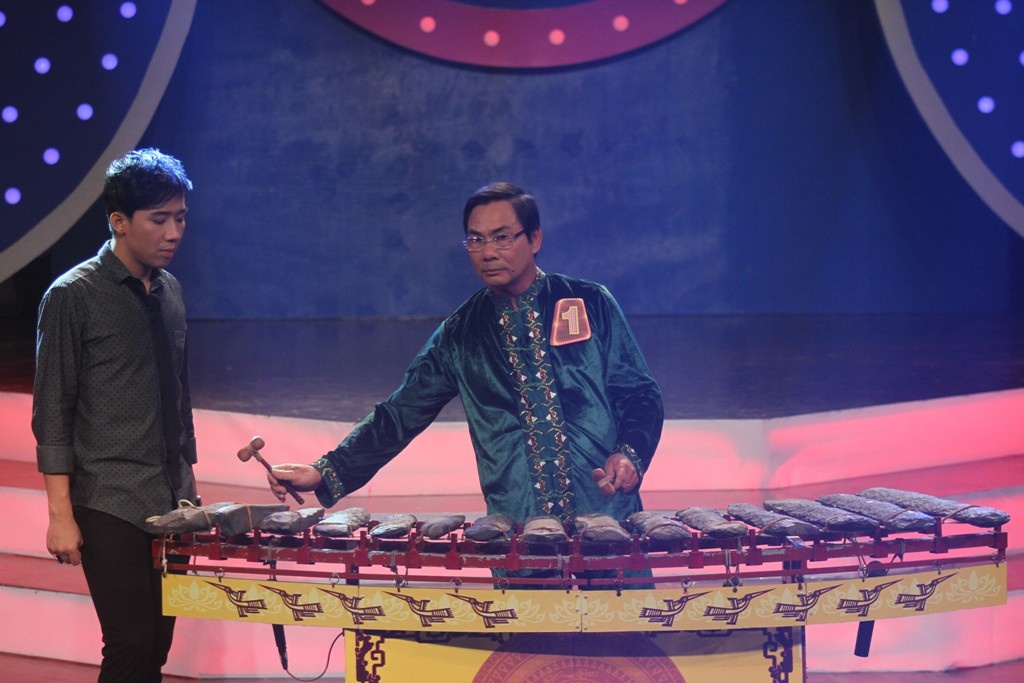 Nguoi bi an voi chu de: 'Ai la nghe si dan da?' hinh anh