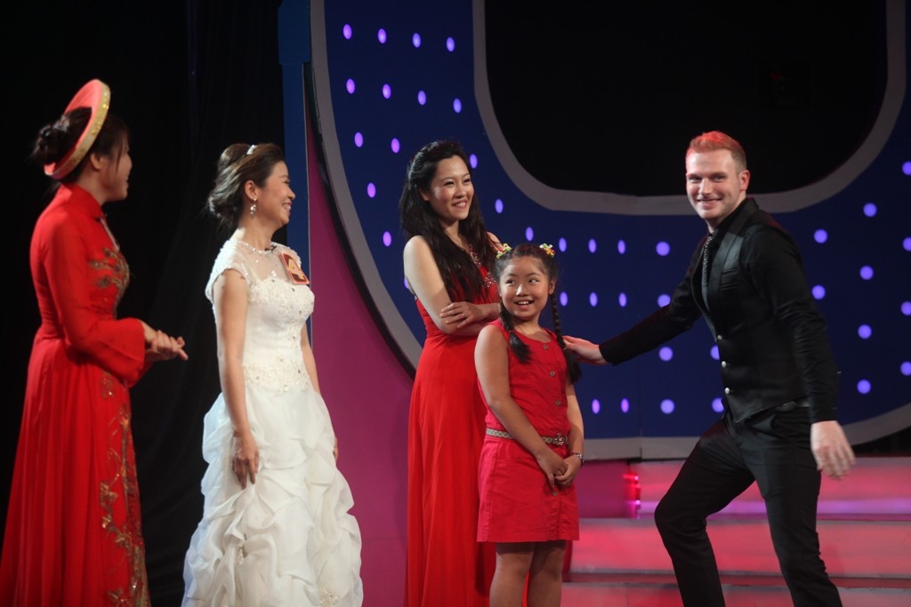 Sau nhiều lần suy luận và lựa chọn, Hoài Linh đoán chính xác nhưng lại nhường quyền cho Việt Hương quyết định. Cuối cùng, cả hai đội tiếp tục đoán sai. 