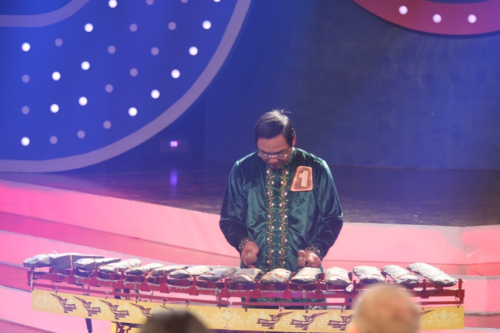 Trong vòng 3 với chủ đề: Ai là nghệ sĩ đàn đá? Sau khi trả lời các câu hỏi của 2 đội thì nhóm bí ẩn phải biểu diễn một đoạn nhạc với đàn đá. Hoài Linh nhanh chóng quan sát và quyết định chọn số 5.