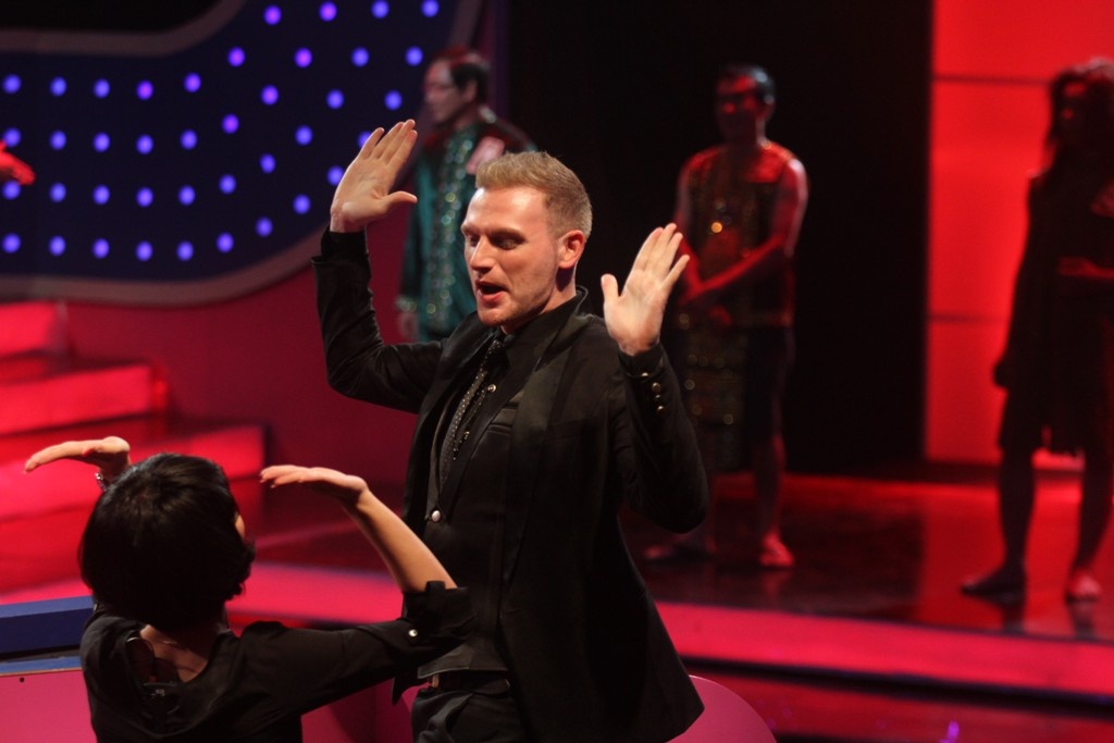 Trái với Hoài Linh, Trác Thuý Miêu quyết chọn số 1 và cô là người chọn chính xác giúp đội khách dẫn đầu với tỷ số 1-0.