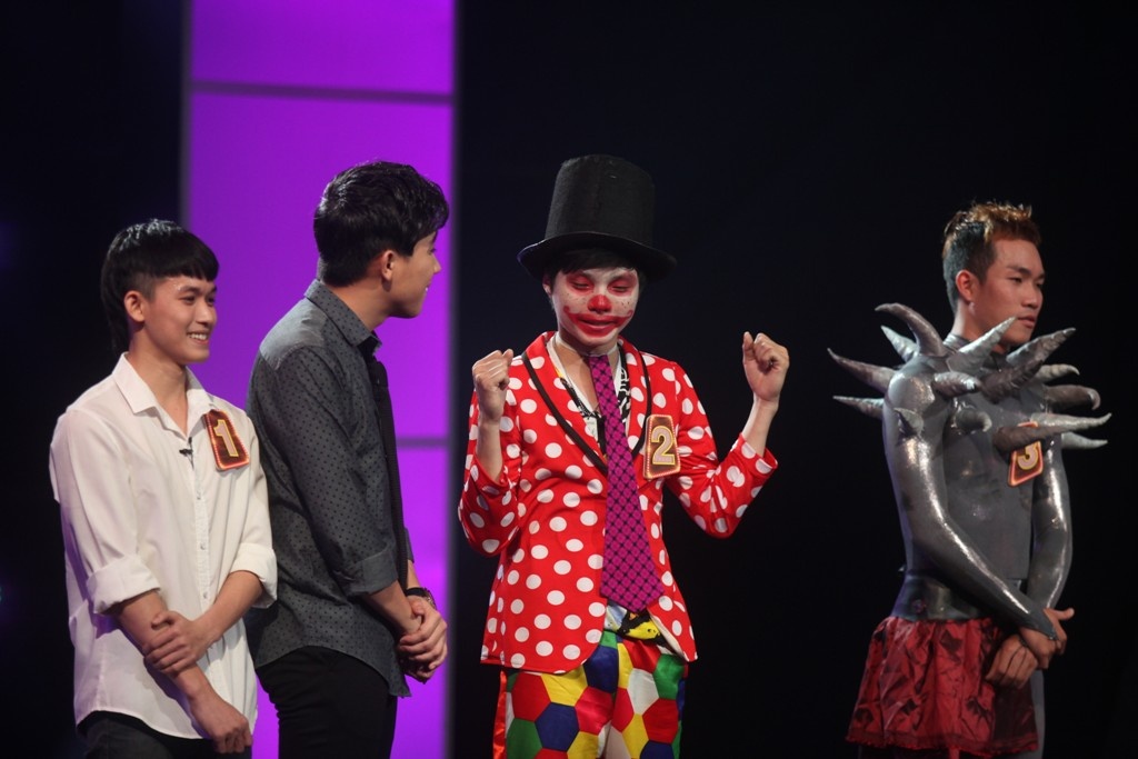 Sau nhiều lần suy nghĩ, đội nhà chọn số 3 và đội khách chọn gố 2 nhưng nhân vật bí ẩn lại là số 4 giúp đội khách tiếp tục dẫn đầu với tỷ số 1-0.