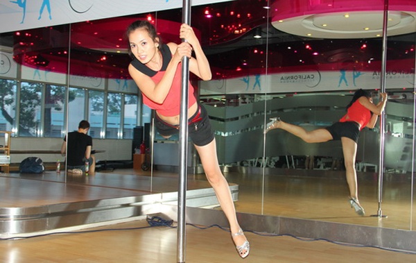 Top 3 của Bước nhảy hoàn vũ năm 2012 - cựu người mẫu kiêm diễn viên Anh Thư cũng đưa múa cột vào phần biểu diễn trong đêm thi thứ 4 điệu Paso Doble. 