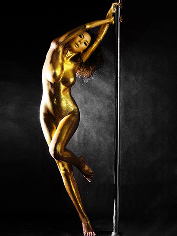 Siêu mẫu phong cách 2013 Lan Hương từng tung bộ ảnh ấn tượng với cây múa cột. Người đẹp dát dầu bóng ánh vàng lên cơ thể khỏa thân và trổ tài múa cột. 