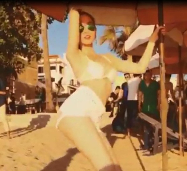 Tháng 4 vừa qua, một clip ghi lại cảnh người mẫu nội y Ngọc Trinh “múa cột” trên bãi biển Pattaya ở Thái Lan gây sốt trong cư dân mạng. 