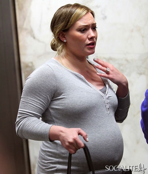  Thần tượng tuổi teen một thời Hilary Duff hiện đang là mẹ của một nhóc tỳ 2 tuổi. Trước đó, cô đã có 9 tháng thai nghén không mấy dễ dàng vì thế Hilary tự nhủ sẽ “cạch” việc mang thai tiếp theo. Hilary chia sẻ: “Tôi đã rất sẵn sàng để…. Không mang thai”. 