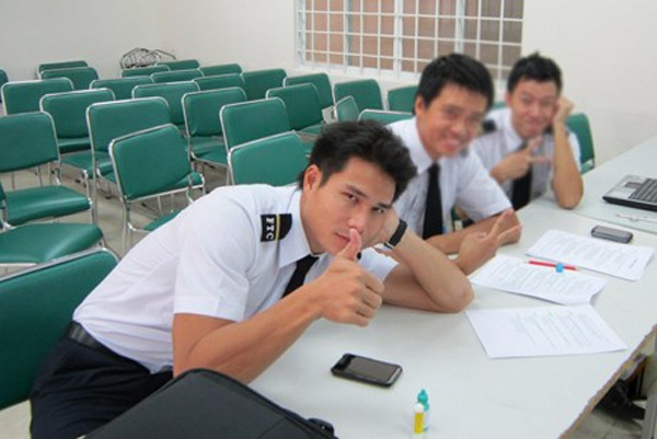 Bên cạnh tên tuổi đắt khách, scandal bắt đầu đến với Tiến Đoàn. Năm 2011, nam người mẫu vướng vào các nghi án tình ái cho tới bộ ảnh phản cảm cho một tạp chí ở Thái Lan khiến anh bị công chúng quay lưng. Kể từ thời điểm đó, Tiến Đoàn lẳng lặng ở ẩn, không còn xuất hiện tại những sự kiện của làng showbiz. Đầu năm ngoái, hình ảnh Tiến Đoàn tham gia một lớp học phi công được đăng tải trên mạng, nam người mẫu đã từ bỏ showbiz để theo ước mơ cầm lái máy bay.  Nếu tính từ thời điểm Tiến Đoàn đoạt ngôi Manhunt Việt Nam năm 2006 thì anh mới chỉ có 6 năm tuổi nghề ở showbiz.