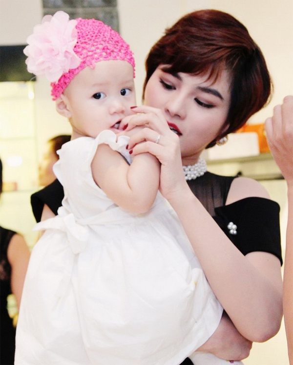 Trong 6 năm hoạt động trong showbiz, Vũ Thu Phương gặp phải các scandal tốn nhiều giấy mực của báo giới như: bơm ngực, bị phạt 9 triệu đồng vì lộ ngực trên sàn diễn, mối tình ầm ĩ với Tuấn Hưng. Chỉ 2 tháng sau giải nghệ, Vũ Thu Phương lên xe hoa với doanh nhân Trần Thanh Hải bằng một đám cưới lãng mạn ở đảo Phú Quốc. Hiện người đẹp của Giao lộ định mệnh đang hạnh phúc với vai trò làm mẹ và chuyên tâm vào công việc thiết kế thời trang. 