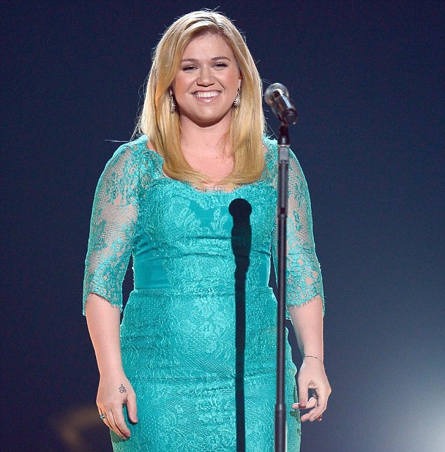 Quán quân American Idol Kelly Clarkson từng ao ước có con nhưng cô không nghĩ rằng việc mang thai lại khó khăn như vậy. Trong một cuộc phỏng vấn, nữ ca sĩ chia sẻ về những trận ốm nghén vào buổi sáng, cân nặng tăng,… Những dấu hiệu này chỉ chấm dứt khi một bé gái ra đời.