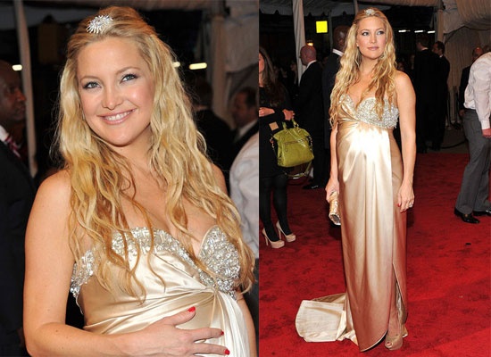 Khi cậu con trai đầu lòng Ryder ra đời, Kate Hudson không hề gặp khó khăn. Thế nhưng trong lần mang thai thứ 2, nữ diễn viên Đại chiến cô dâu bị ốm nghén, mụn trứng cá ghé thăm, rụng tóc nghiêm trọng và gặp khó khăn để giảm cân sau khi sinh. “Tôi ghét mang bầu, ngực tôi thường ở cỡ A nhưng khi mang thai nó chuyển sang cỡ D. Tôi còn là người yêu thời trang nữa, có ngực to không dễ gì mặc quần áo” – Kate chia sẻ. 