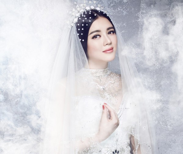 Tuổi nghề trong giới giải trí là 7 năm, Lý Nhã Kỳ bắt đầu gây chú ý qua  bộ phim Kiều nữ và đại gia năm 2008. Sau đó cô vướng vào các scandal như cặp kè với nam diễn viên Việt Anh, bị chỉ trích “nổ” với vai diễn trong phim Shanghai, lộ ngực khủng trong vở kịch lịch sử và gây tranh cãi nhiều nhất là việc khoe những bộ cánh đắt tiền, trang sức bạc tỷ.