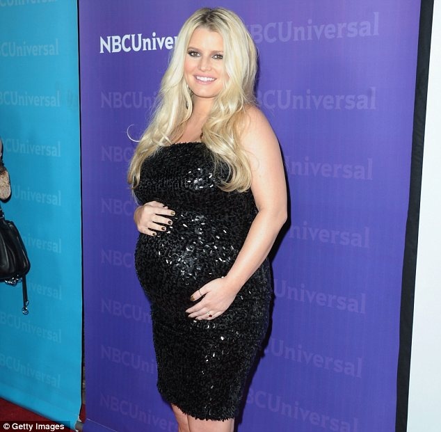 Cựu “công chúa nhạc pop tóc vàng” Jessica Simpson không ngại miêu tả bụng bầu của mình như một quả bóng bowling đặt ngay dưới ngực và mang thai khiến cô đổ mồ hôi. Mặc dù vậy, Jess vẫn kiên nhẫn trải qua 2 lần sinh nở liên tiếp.
