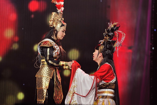 Hoai Linh gia gai Dieu Thuyen hinh anh