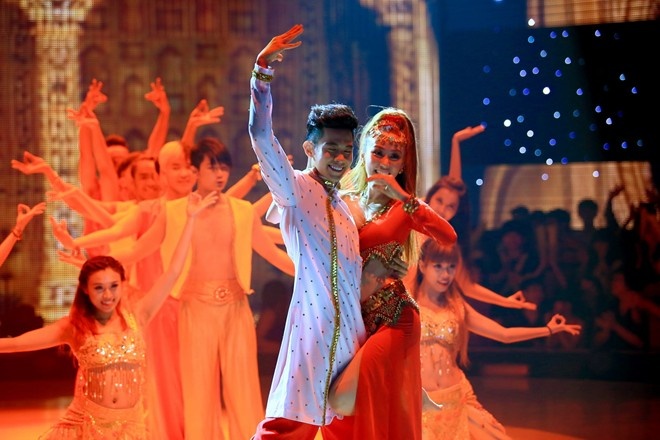 Ngan Khanh tuot vay lo nguc tren song truyen hinh hinh anh