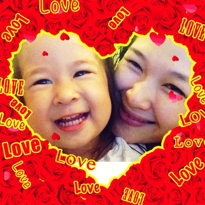 Trong khi đó cô con gái tên Cát cũng có đôi nắt cười hệt như người mẹ Mạc Anh Thư.