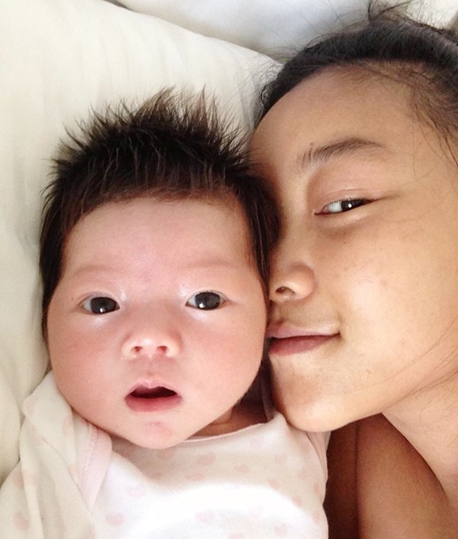 Đoan Trang sinh con gái đầu lòng cách đây không lâu, cô đặt tên bé ở nhà là Sol (tên thật là Angelina). Trong ngày đầy tháng, nữ ca sĩ lần đầu khoe bức ảnh bé Sol với đôi mắt đen láy tròn xoe và gương mặt nhiều nét Á đông giống mẹ, đặc biệt ở chiếc cằm dài. 