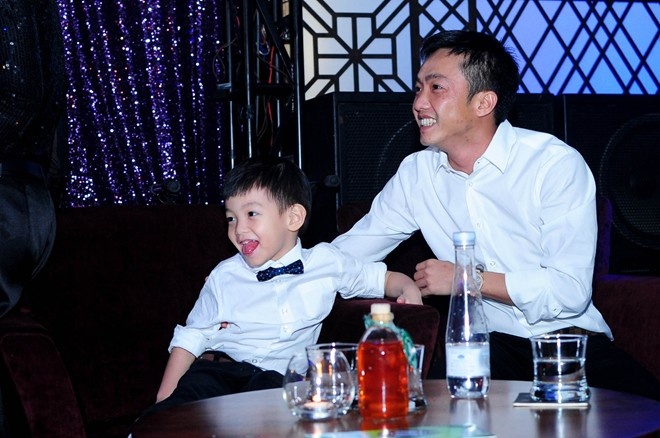 Cũng chính vì đặc điểm này mà Hồ Ngọc Hà từng nhận phải những ý kiến chê bai cậu con trai cưng khiến cô không khỏi buồn lòng. Thế nhưng ngày càng lớn, Subeo được khen đáng yêu và điển trai hơn bố Cường khá nhiều. 