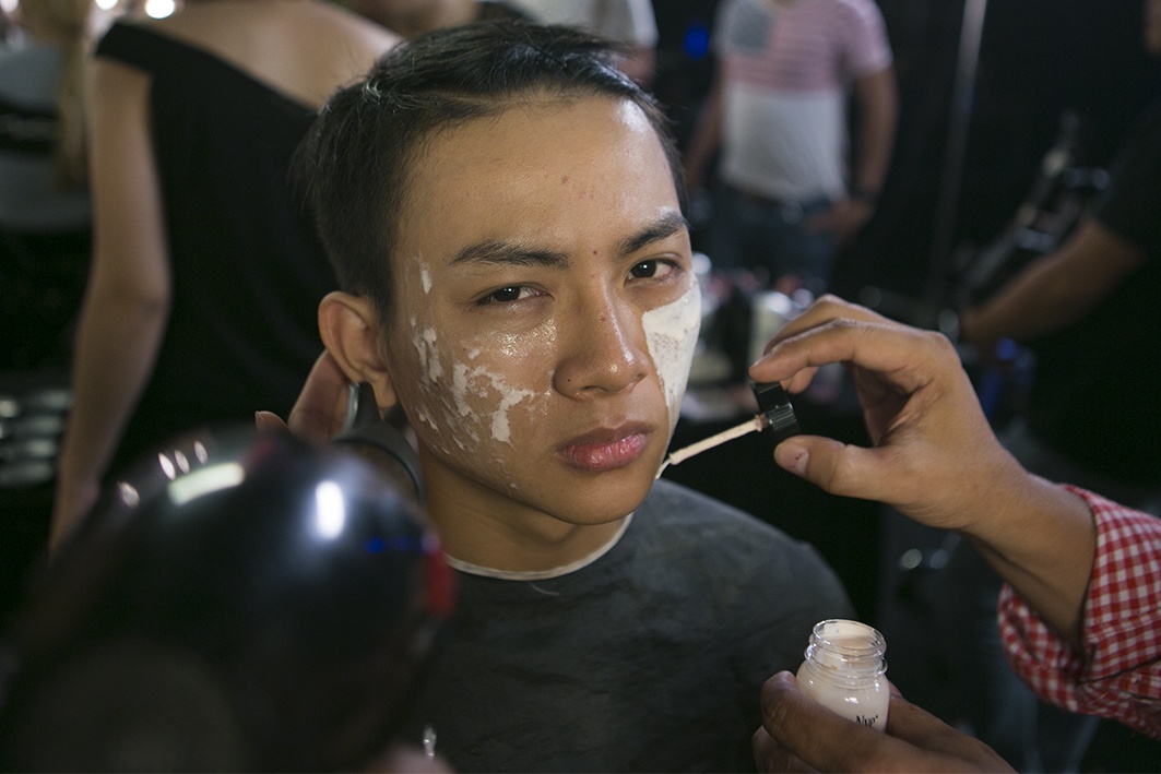 Ngày đầu tiên, vì càng nhai lại càng thấy ngọt nên Hoài Lâm đã nuốt luôn nước trầu vào. Kết quả anh bị xỉn đến nỗi phải đi nằm nghỉ cả ngày trên giường không tập luyện được gì cả. 