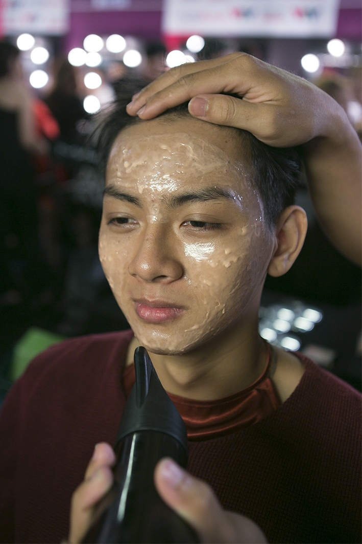 Nghệ thuật hát xẩm hoàn toàn xa lạ với Hoài Lâm nên anh đã rất cẩn thận dành hàng giờ để xem những chữ nhấn nhá, lên xuống giọng rất đặc trưng mà tập theo. 