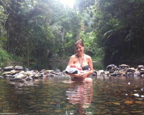 Truyen hinh thuc te My gay soc bang canh sinh con trong rung hinh anh