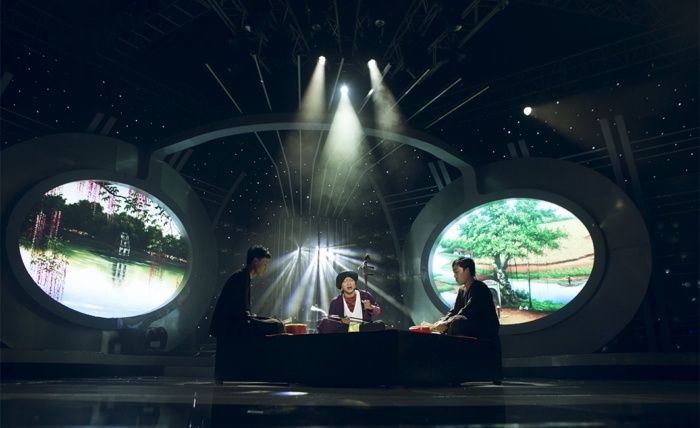 Liveshow 11 của chương trình Gương mặt thân quen đã lên sóng vào tối 7/6. Trong đêm, Hoài Lâm đã hoá thân thành nghệ nhân Hà Thị Cầu trình diễn ca khúc Xầm thập ân. Hoài Lâm chia sẻ: “Thật sư Lâm thấy hơi căng rồi vì nhớ lời đã khó, giờ còn tự đệm đàn, nhai trầu rồi hát. Em đã thử nhai trầu nhưng nằm luôn vì xỉn. Sau đó em lấy kinh nghiệm nhả bớt một số nước mởi tỉnh được chút chút mà vẫn hơi choáng”.